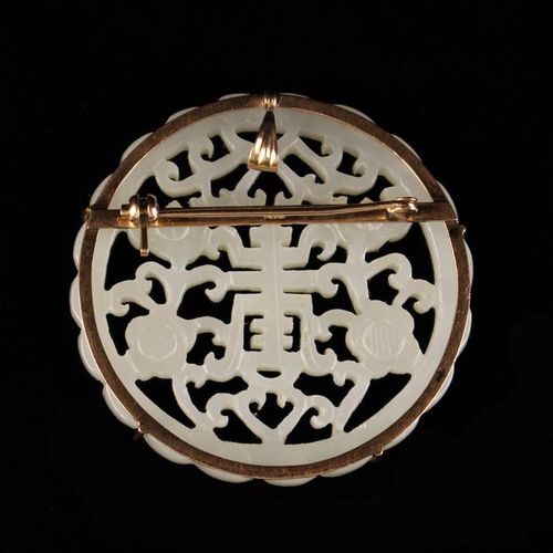 Null 一枚中国穿孔淡青瓷寿字胸针，精心设计的花朵，镶嵌在印有KIO的镀金支架上，顶部有针和吊坠环，直径1½'' (4厘米)。