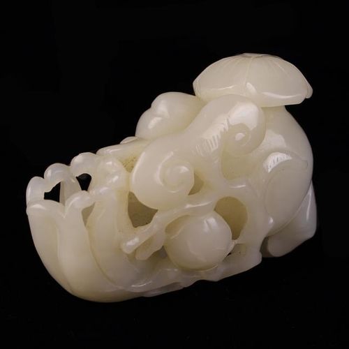 Null Une sculpture ancienne chinoise en jade blanc représentant une pêche et une&hellip;