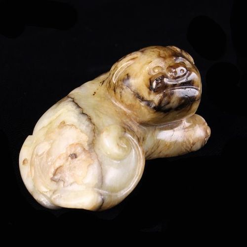 Null Eine chinesische Ming-Jade-Schnitzerei eines liegenden Hundes mit dunklen r&hellip;