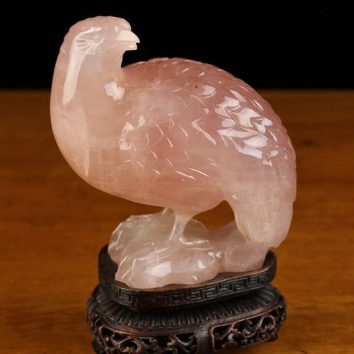 Null 一件精致的玫瑰石英雕刻的鸟，安装在一个复杂的雕刻的中国硬木支架上，总高度为5英寸（13厘米）。