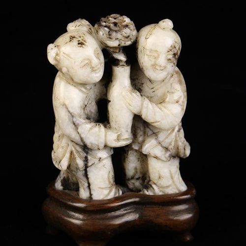 Null 明代玉雕 "和合双子"，夹着花瓶，装在木雕支架上，高3英寸（7.5厘米）。[出处：伦敦Knapton Rasti拍卖行]。