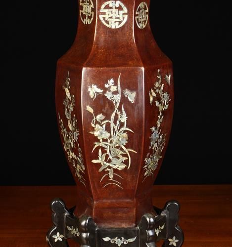 Null 一个19世纪末/20世纪初的漆纸花瓶，镶嵌着珍珠母贝和珍珠，并在一个综合支架上。花瓶的肩部是六角形的，每一面的颈部都有一个寿字的徽章，上面有蝴蝶和鸟类&hellip;