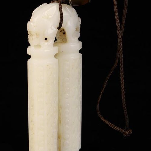 Null 一件精美的清代中国白玉 "佩"，雕有一对柱子，上面有一个双头兽，高3½''（9厘米）。