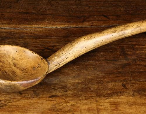 Null 一个19世纪的Sycamore Ladle，有一个圆形的碗，在一个完整的手柄上有一个钩子，长13½'' (34厘米)。一个18/19世纪的勺子，带有一&hellip;