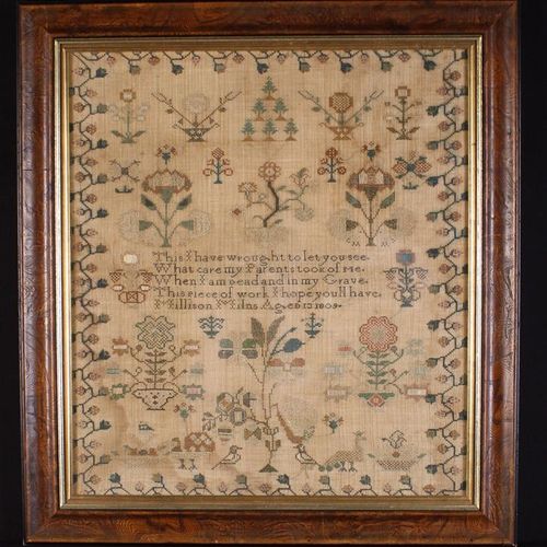 Null 乔治三世的Sampler，作者Millison Milns，13岁，1809年。 在亚麻布上用彩色线缝制的花朵、盆栽、小动物和小鸟，周围用黑色的诗句缝&hellip;