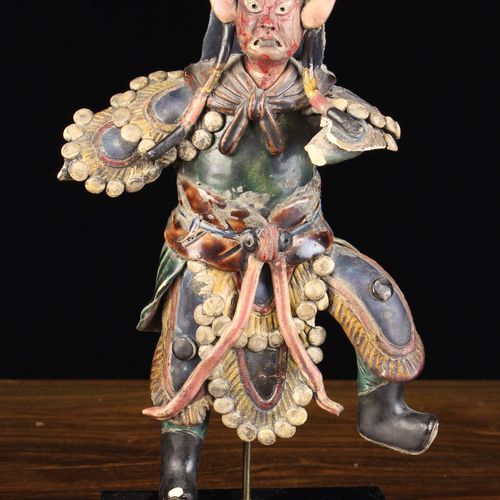 Null Antica figura cinese in gesso smaltato Sancai di un guerriero in costume ce&hellip;