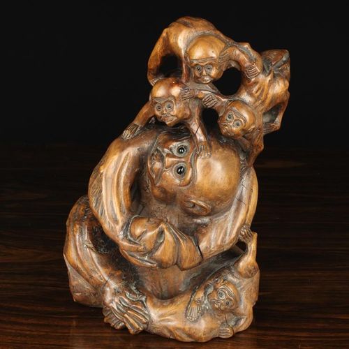 Null Sculpture orientale en bois de racines représentant un groupe de singes ave&hellip;