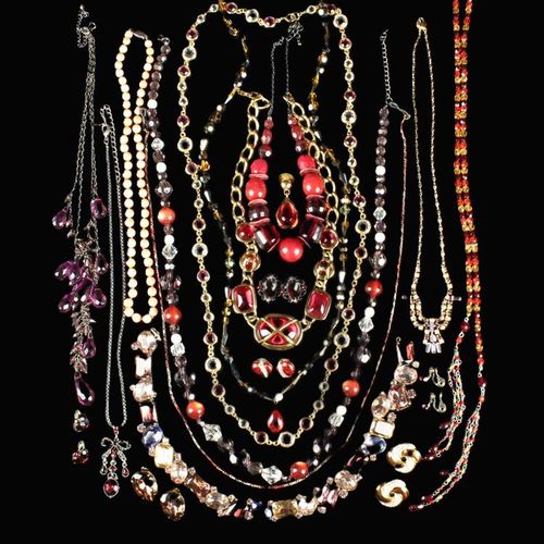 Null Groupe de bijoux fantaisie ; colliers et boucles d'oreilles dans une palett&hellip;