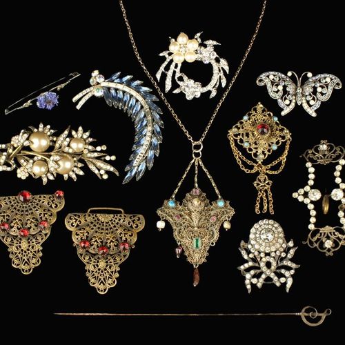 Null Groupe de bijoux fantaisie anciens et vintage : Une boucle ancienne en diam&hellip;