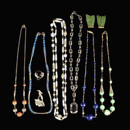 Null Un groupe de bijoux fantaisie comprenant : Six colliers, une paire d'agrafe&hellip;