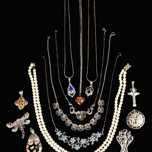 Null Un groupe de bijoux fantaisie pour dames comprenant : Un collier en argent &hellip;