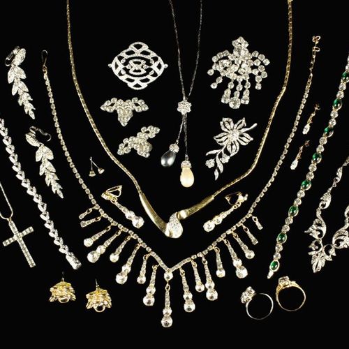 Null Ensemble de bijoux fantaisie ; colliers en diamant, boucles d'oreilles, etc&hellip;