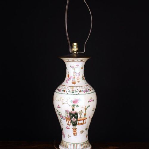 Null Grande lampe à pot chinoise. Le vase balustre est décoré en émaux polychrom&hellip;