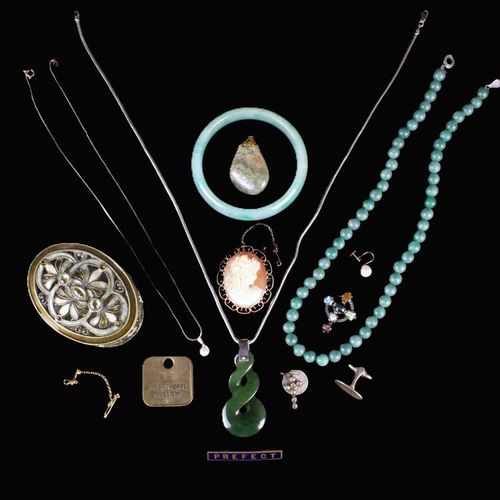 Null Une collection de bijoux comprenant un bracelet en jadédite verte, un colli&hellip;