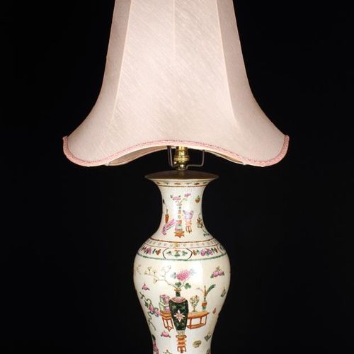 Null Grande lampe à pot chinoise. Le vase balustre est décoré en émaux polychrom&hellip;