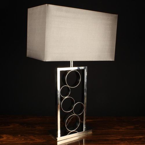 Null Lampe de table moderniste en chrome. La base est modelée avec une pile irré&hellip;