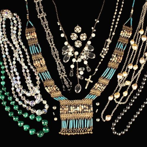 Null Ensemble de bijoux fantaisie comprenant un collier de perles en malachite, &hellip;