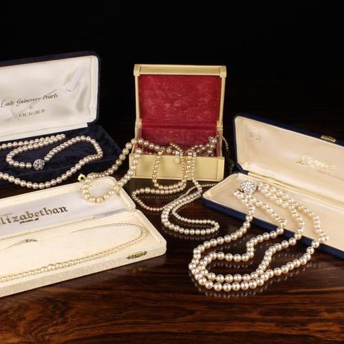 Null Huit colliers de perles simulées : Un collier à deux brins avec un fermoir &hellip;