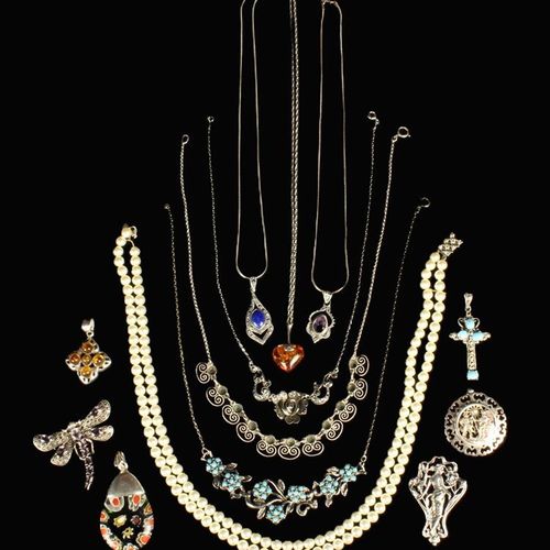 Null Un groupe de bijoux fantaisie pour dames comprenant : Un collier en argent &hellip;