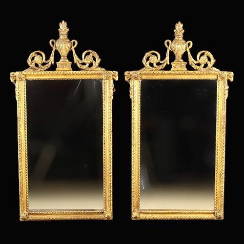 Null Paire de miroirs muraux dorés de style Louis XVI. Les panneaux de verre rec&hellip;
