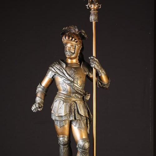 Null Grand candélabre figuratif en stéatite bronzée en forme de chevalier médiév&hellip;