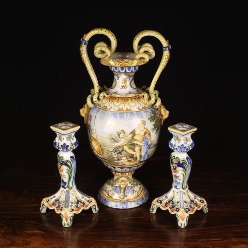 Null Urne à piédestal en maïolique du XIXe siècle et paire de chandeliers de sty&hellip;