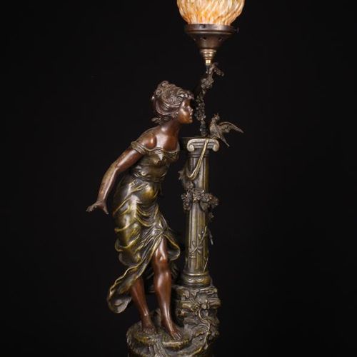 Null Lampe figurative en bronze patiné de la fin du 19e siècle, représentant une&hellip;