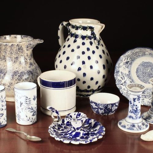Null Petit groupe de céramiques bleu et blanc : Une paire de vases cylindriques &hellip;