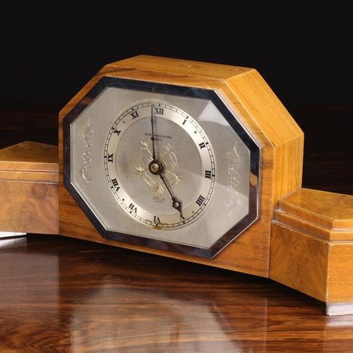 Null Horloge de cheminée Vintage Art Déco en noyer ; une horloge Elliot avec le &hellip;