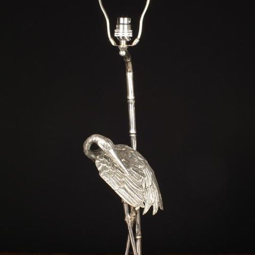 Null Lampe de table en métal argenté en forme de cigogne debout sur une base nat&hellip;