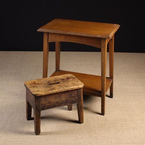 Null Tabouret de campagne en pin du XIXe siècle et table d'appoint à deux niveau&hellip;