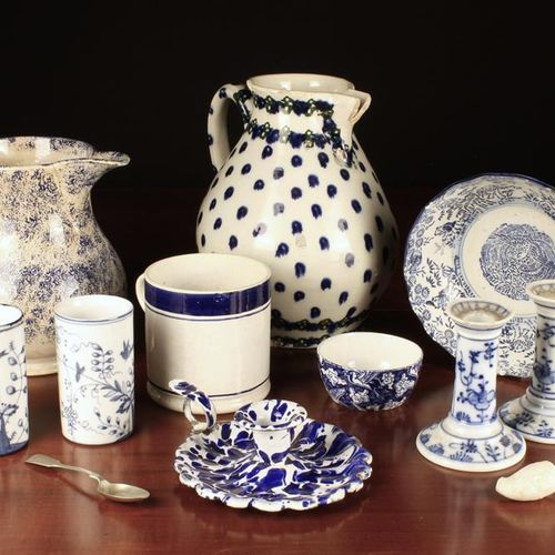Null Petit groupe de céramiques bleu et blanc : Une paire de vases cylindriques &hellip;