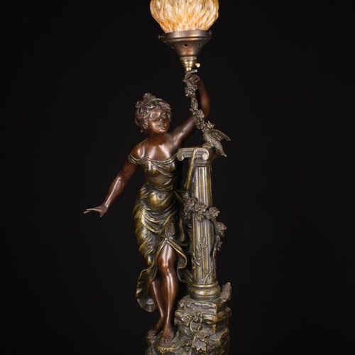Null Lampe figurative en bronze patiné de la fin du 19e siècle, représentant une&hellip;