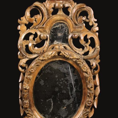Null Petit miroir mural en pin strié du XVIIIe siècle : Le verre ovale dans un c&hellip;