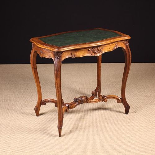 Null Petite table à écrire en noyer sculpté de la fin du XIXe siècle, de style L&hellip;