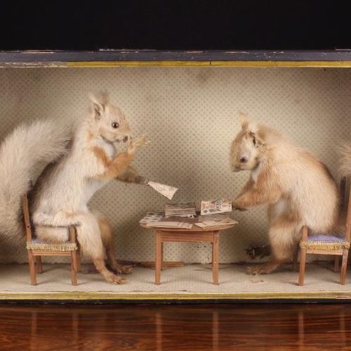Null Taxidermie anthropomorphique vintage représentant deux écureuils assis à un&hellip;