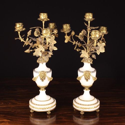 Null Paire de candélabres à cinq lumières en marbre blanc et métal doré de style&hellip;