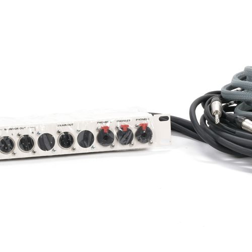 RAMI, barre multiprises avec câbles divers (micros). 
H : 4,5cm L : 48,5cm L : 1&hellip;