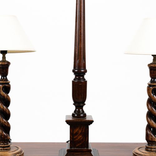 En provenance de la Chambre n°3 "Les Pampres" 
Lot de trois lampes en bois natur&hellip;