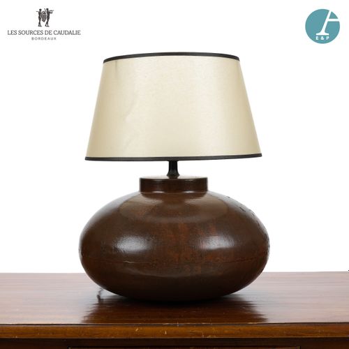 En provenance de la Chambre n°1 "L'Etiquette" 
Lampe en métal laqué marron, pans&hellip;