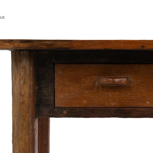 En provenance de la Chambre n°5 "Le Tonnelier" 
Table en bois naturel, ouvrant à&hellip;