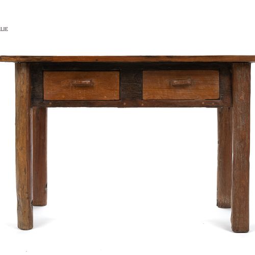 En provenance de la Chambre n°5 "Le Tonnelier" 
Table en bois naturel, ouvrant à&hellip;