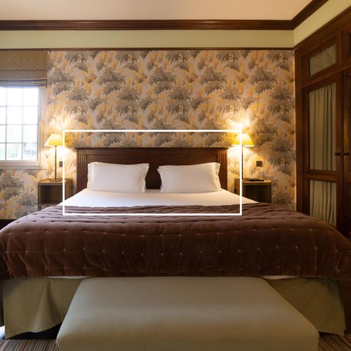En provenance de la Chambre n°1 "L'Etiquette" 
Tête de lit en bois teinté façon &hellip;
