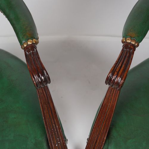 PAIR OF GEORGE III LEATHER LIBRARY ARMCHAIRS Jeweils eine ovale gepolsterte Rück&hellip;