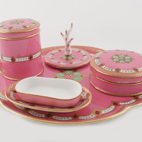 VICTORIAN DRESSING TABLE SET fondo rosa con smalti finto-gioiello. Composto da: &hellip;