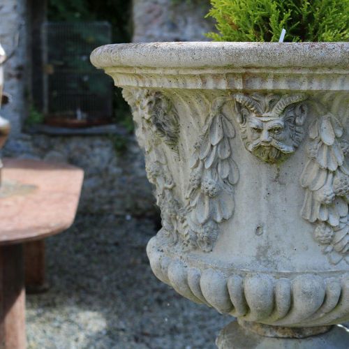 PAIR OF ITALIANATE STONE URNS PAIR OF ITALIANATE STONE URNSeach of vase shape, t&hellip;