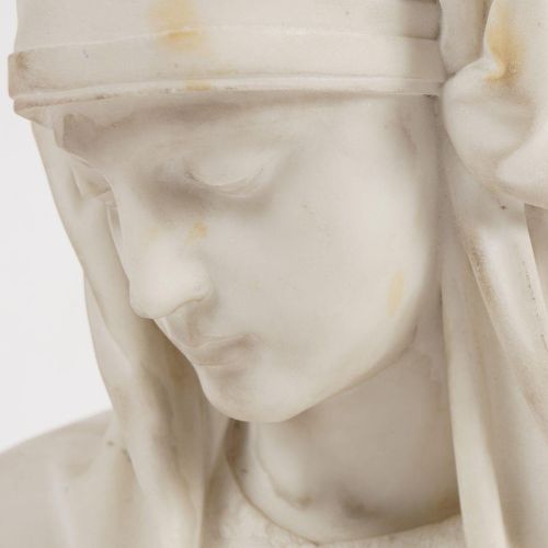 19TH-CENTURY MARBLE BUST 19世纪大理石雕像 年轻女子戴着头饰和绣花上衣。高37厘米。