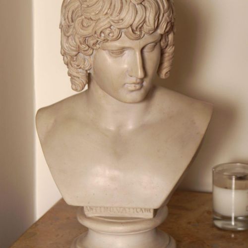 COMPOSITE MARBLE BUST Buste en marbre composite représentant Antinoüs, posé sur &hellip;