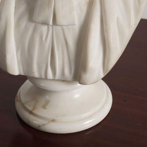 19TH-CENTURY MARBLE SCULPTURE 19世纪大理石雕塑 身穿长袍的绅士半身像。高26厘米；宽18厘米
