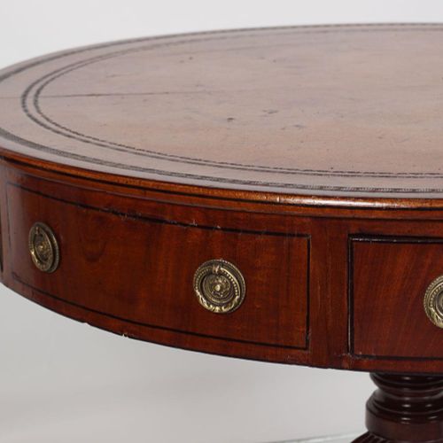 REGENCY PERIOD MAHOGANY DRUM TABLE 大约1800年的皇家时期的红木鼓桌，皮革衬里的圆形顶部，上面有楣形抽屉，在一个翻转的柱子上&hellip;